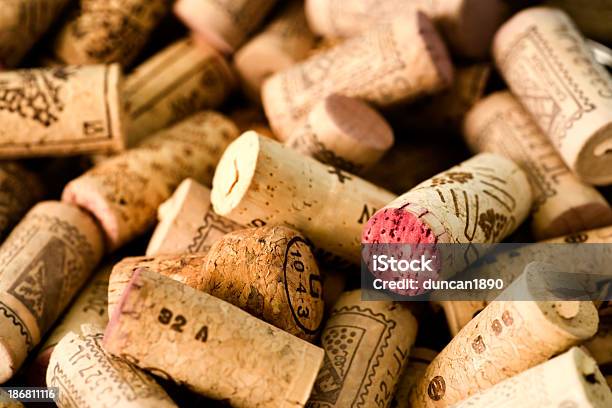 Corks Foto de stock y más banco de imágenes de Vino - Vino, Corcho - Utensilio para bebidas, Pila - Arreglo