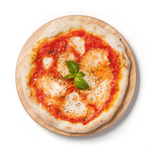 pizza margherita (mozzarella, pomodoro, basilico) sul piatto di legno, sfondo bianco - pizza margherita foto e immagini stock