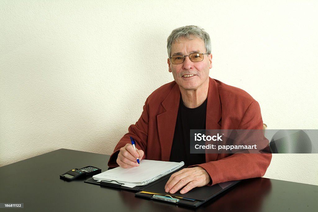 Sorridente homem idoso com material de escritório atrás de Mesa - Royalty-free Arquivista Foto de stock