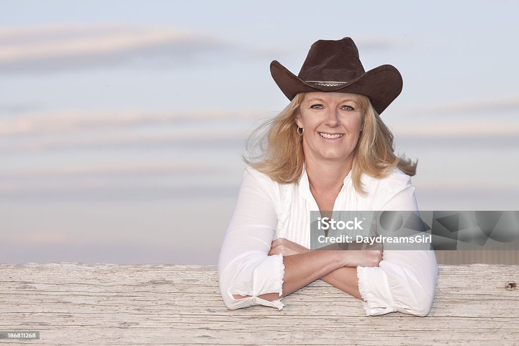 Mulher rancho - Foto de stock de Chapéu de Cowboy royalty-free