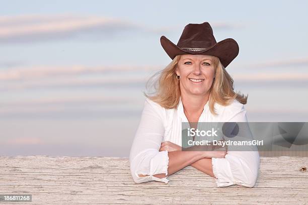 Foto de Mulher Rancho e mais fotos de stock de Chapéu de Cowboy - Chapéu de Cowboy, Mulheres Maduras, 30 Anos