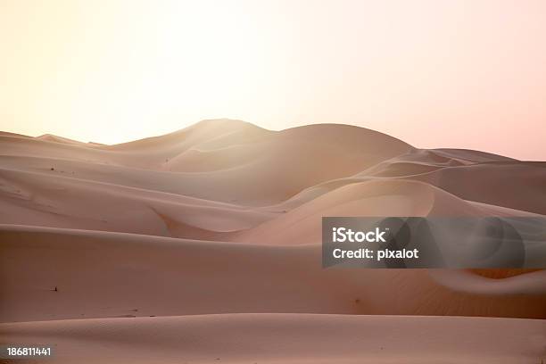 Foto de Pôrdosol No Deserto e mais fotos de stock de Areia - Areia, Beleza natural - Natureza, Cena de tranquilidade