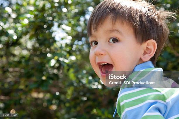 Happy Young Boy Sorprendida Con La Boca Abierta Foto de stock y más banco de imágenes de Primer plano - Primer plano, Etnia Latinoamericana, Niño