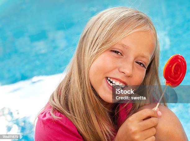 Child Holding Piruleta Foto de stock y más banco de imágenes de Agua - Agua, Aire libre, Alegre