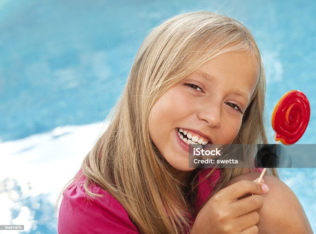 Bambino con Lecca-lecca - Foto stock royalty-free di Acqua