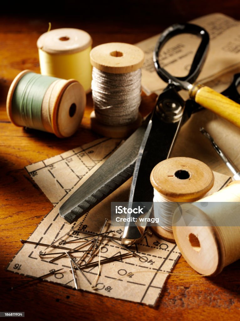 Швейная Pins на бумаге рисунком - Стоковые фото Антиквариат роялти-фри