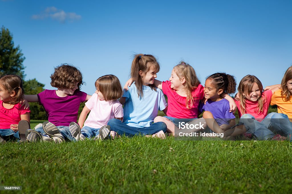 Ocho Happy Little Girls estar y abrazándose una con la otra - Foto de stock de 4-5 años libre de derechos