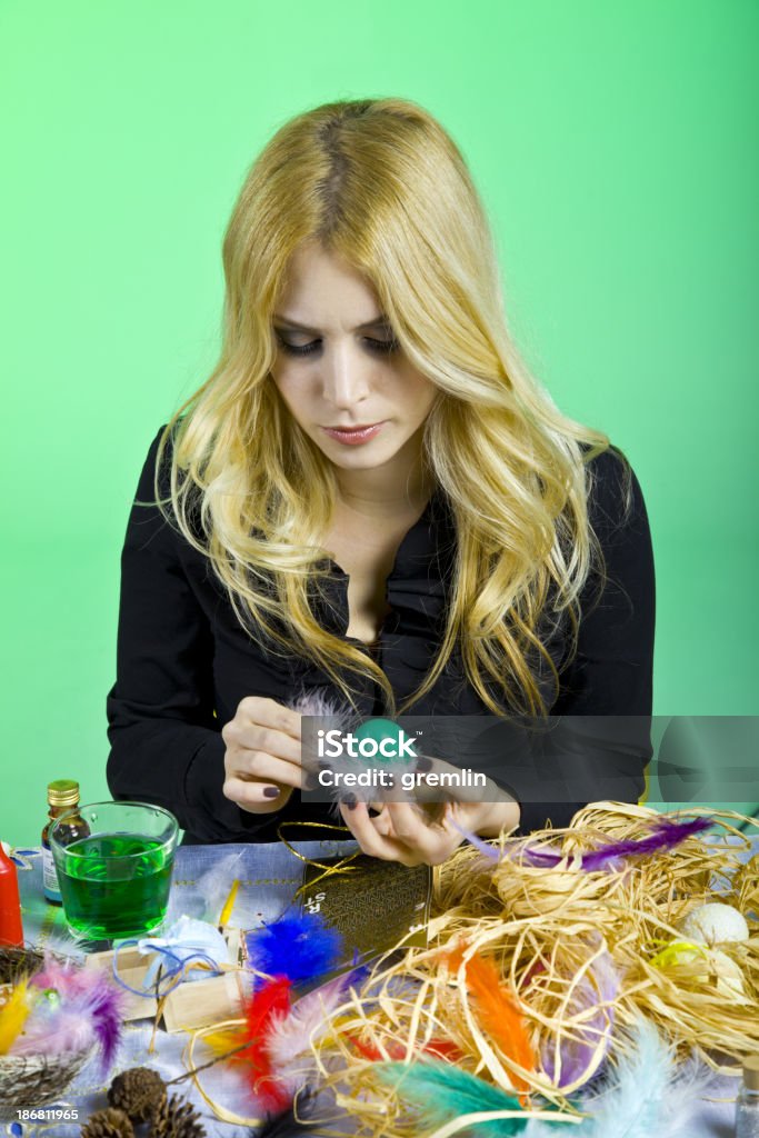 Jeune femme peinture sur oeufs de Pâques - Photo de Adulte libre de droits