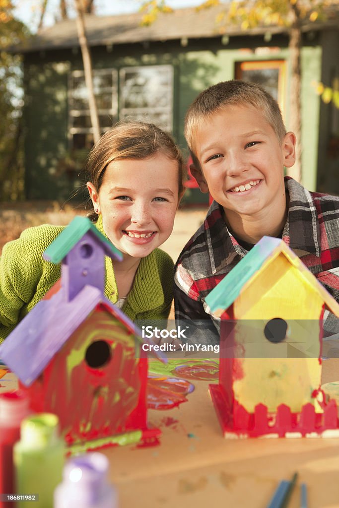 Kinder, die Malerei Vogelhäuschen auf - Lizenzfrei 8-9 Jahre Stock-Foto