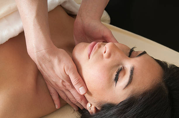 feminino recebendo massagem linfática - lymphatic system - fotografias e filmes do acervo