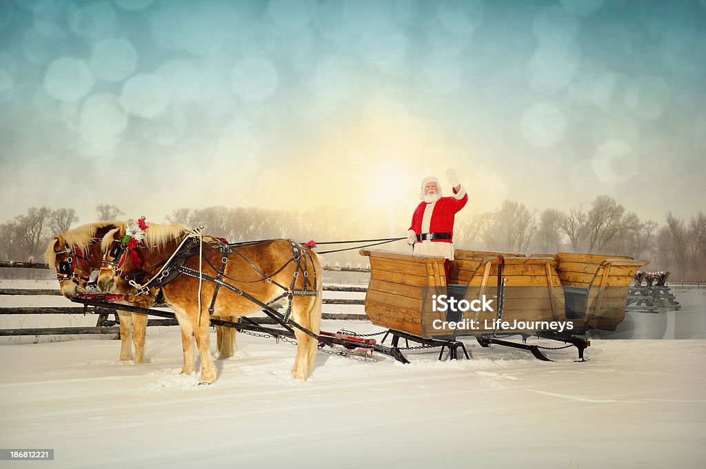 Cordial agitando al espectador Santa con trineo y equipo de caballos - Foto de stock de Trineo - Tirado por animales libre de derechos