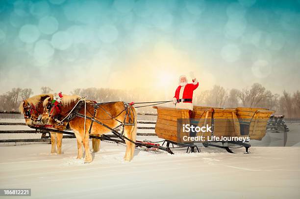 Friendly Santa Acenando Para O Visualizador Com Trenó E Equipe De Cavalo - Fotografias de stock e mais imagens de Trenó - Movido a Animal