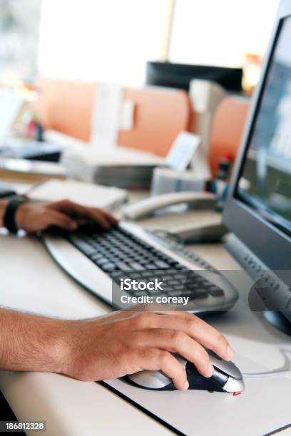 Foto de Conceito De Local De Trabalho De Escritório e mais fotos de stock de Adulto - Adulto, Computador, Digitar