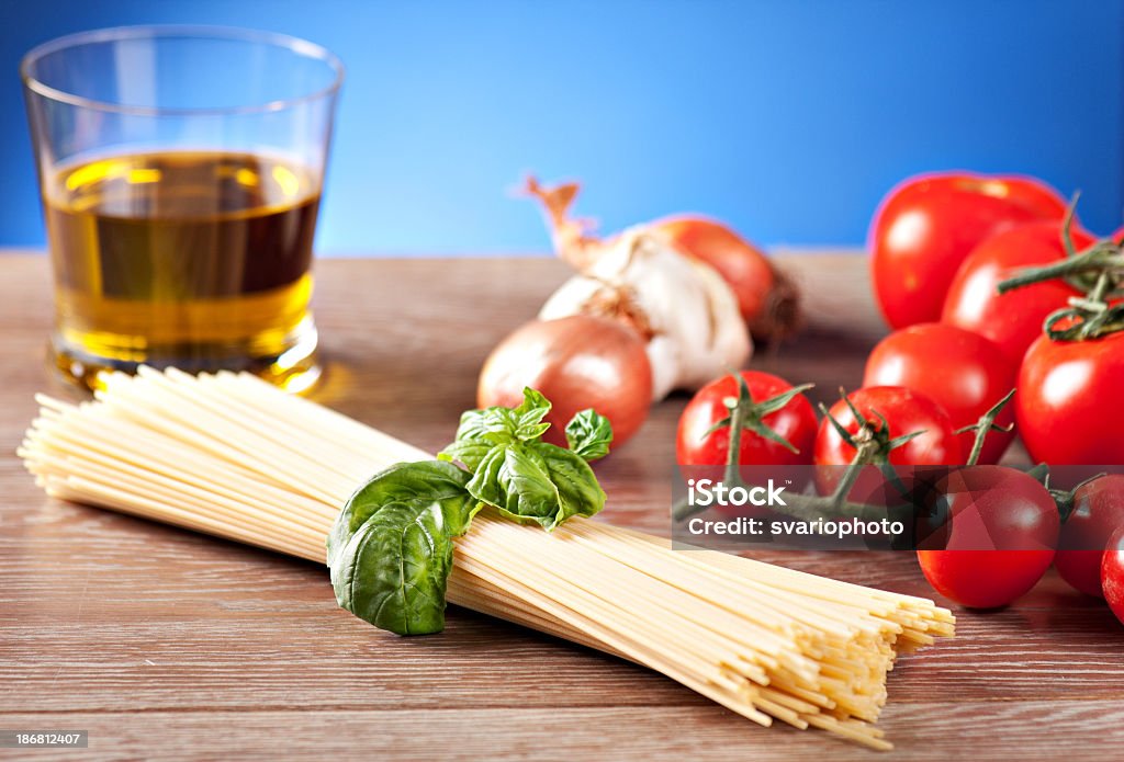 Ingrédients pour des spaghetti à la sauce tomate - Photo de Ail - Légume à bulbe libre de droits