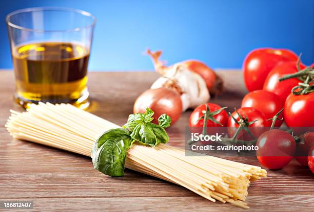 Photo libre de droit de Ingrédients Pour Des Spaghetti À La Sauce Tomate banque d'images et plus d'images libres de droit de Ail - Légume à bulbe - Ail - Légume à bulbe, Aliment, Aliment cru