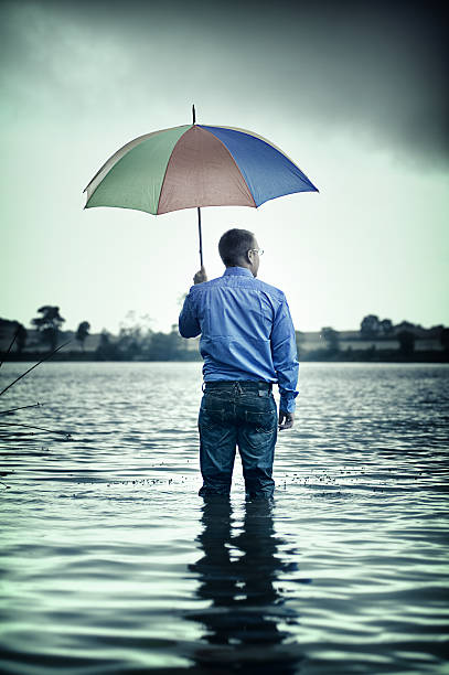 남자 사업가 입석 상반신 물, 우산 - wading 뉴스 사진 이미지