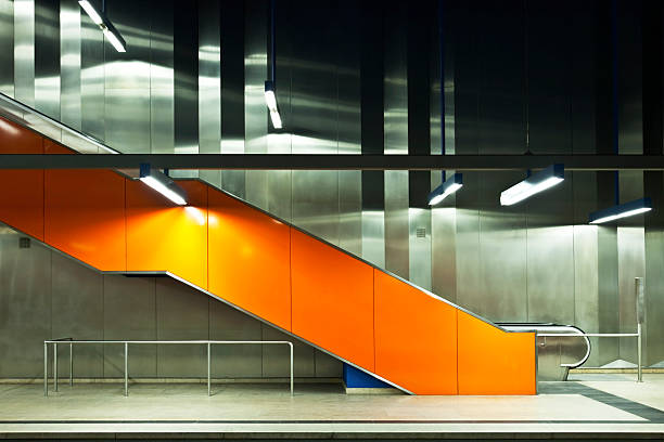 современный метро лифт - railroad station escalator staircase steps стоковые фото и изображения