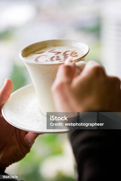 Cappuccino - zdjęcia stockowe i więcej obrazów 30-39 lat - 30-39 lat, Bar - Lokal gastronomiczny, Bar kawowy