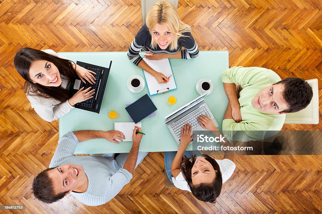 Trabalho de Equipa-grupo de pessoas em Casual Reunião - Royalty-free Mesa - Mobília Foto de stock