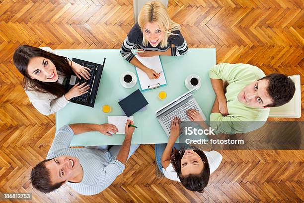 Trabalho De Equipagrupo De Pessoas Em Casual Reunião - Fotografias de stock e mais imagens de Mesa - Mobília