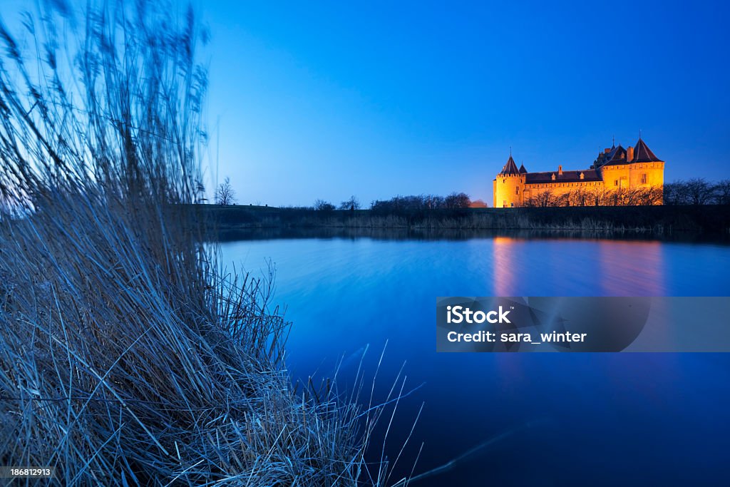 Medieval castle at dawn, Muiderslot, Muiden, los Países Bajos - Foto de stock de Agua libre de derechos