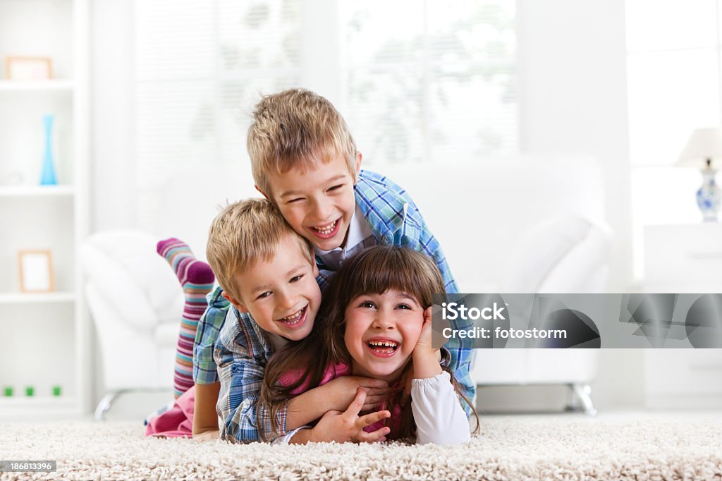Felice gruppo di bambini - Foto stock royalty-free di Allegro
