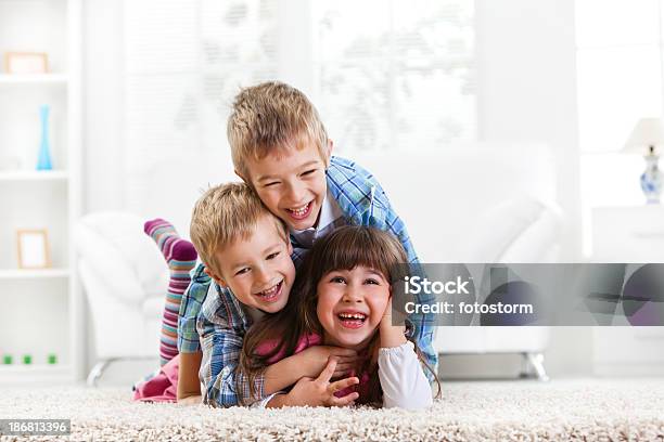 그룹 행복함 보그다 3 명에 대한 스톡 사진 및 기타 이미지 - 3 명, 가정의 방, 가족