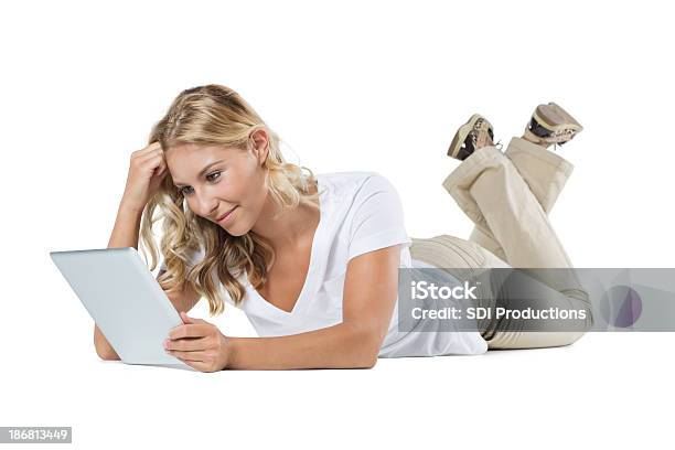 Bellissima Giovane Donna Utilizzando Un Tablet Isolato Fotografia Da Studio - Fotografie stock e altre immagini di Abbigliamento casual