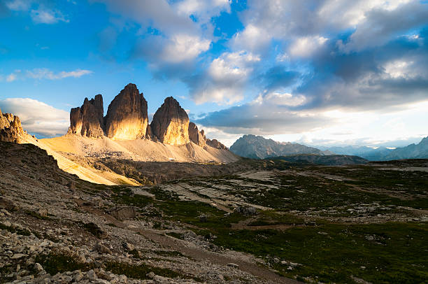 dolomity - moody sky dark saturated color extreme terrain zdjęcia i obrazy z banku zdjęć