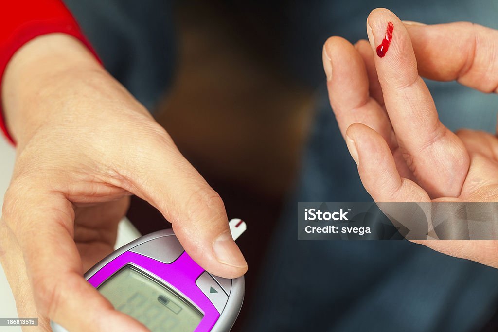 Diabético Medir o nível de açúcar no sangue em Casa - Royalty-free Adulto Foto de stock