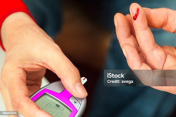 Diabético Medir O Nível De Açúcar No Sangue Em Casa - Fotografias de stock e mais imagens de Adulto