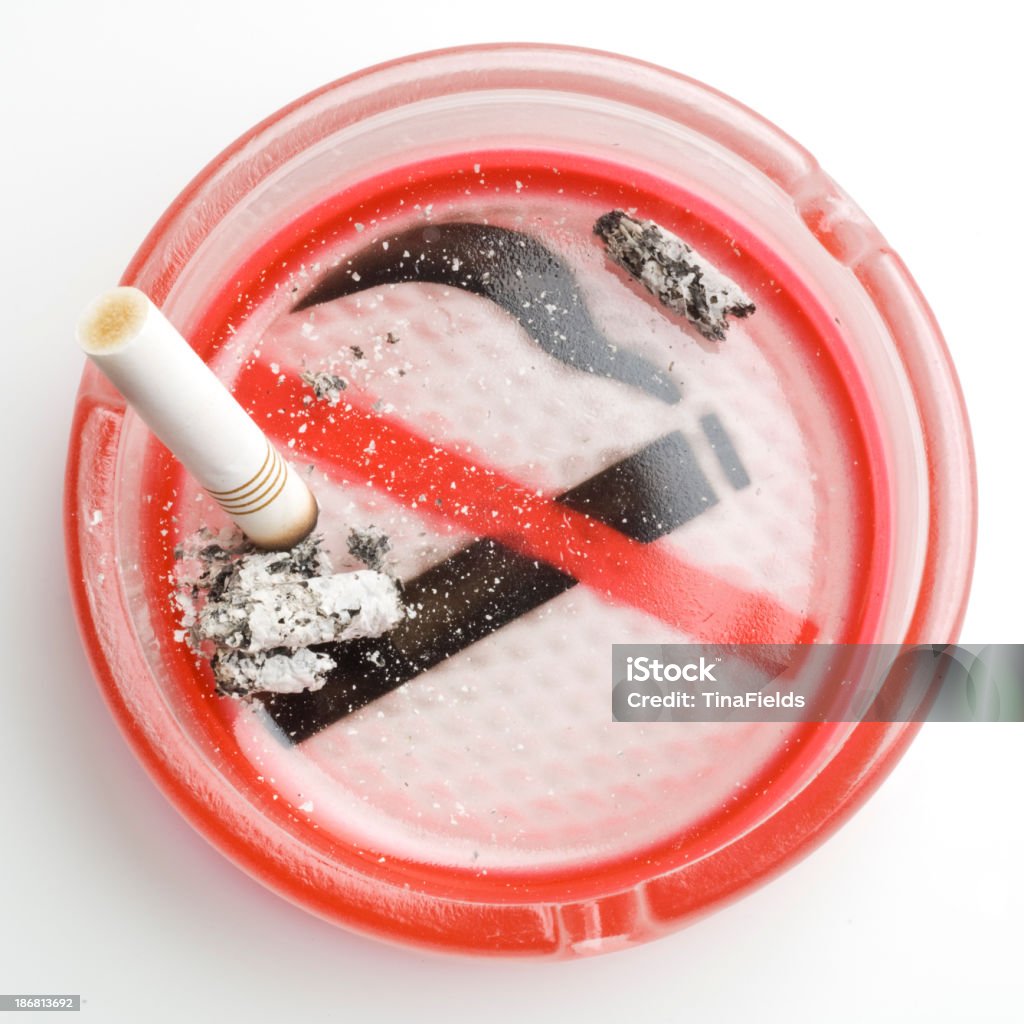 Perigos para a saúde: Fumar - Royalty-free Cinzeiro Foto de stock