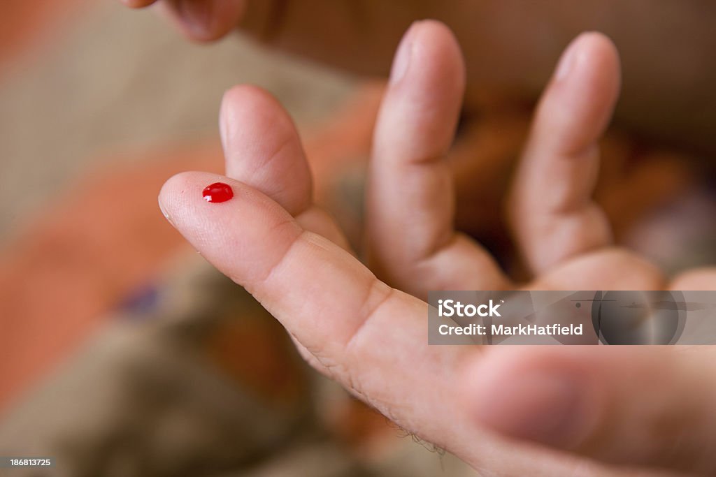 Kropla krwi z opuszki palca - Zbiór zdjęć royalty-free (Krew)