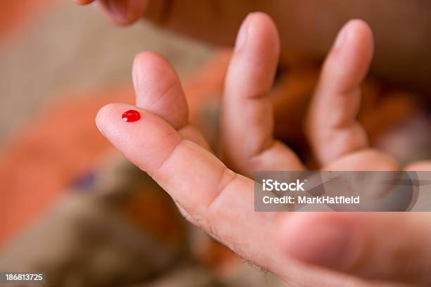 Gota De Sangue No Dedo - Fotografias de stock e mais imagens de Sangue - Sangue, Exame Médico - Equipamento Médico, Análise ao sangue