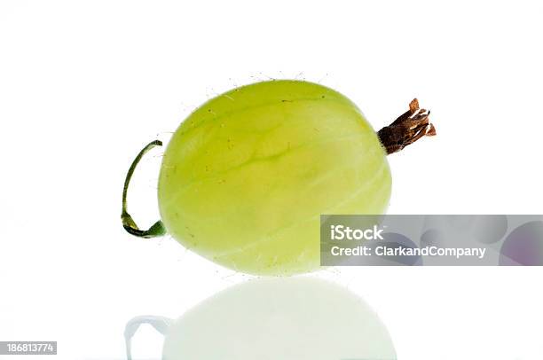 Única Tomates Groselha Verde Isolada Contra Branco - Fotografias de stock e mais imagens de Comida - Comida, Comida e Bebida, Cor verde