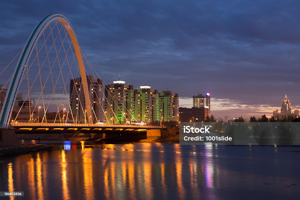 Astana noite e Rio reflexos - Foto de stock de Noite royalty-free