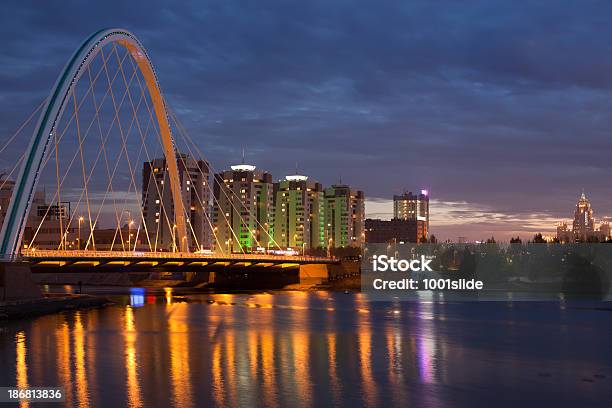 Foto de Astana Noite E Rio Reflexos e mais fotos de stock de Noite - Noite, Arquitetura, Capitais internacionais