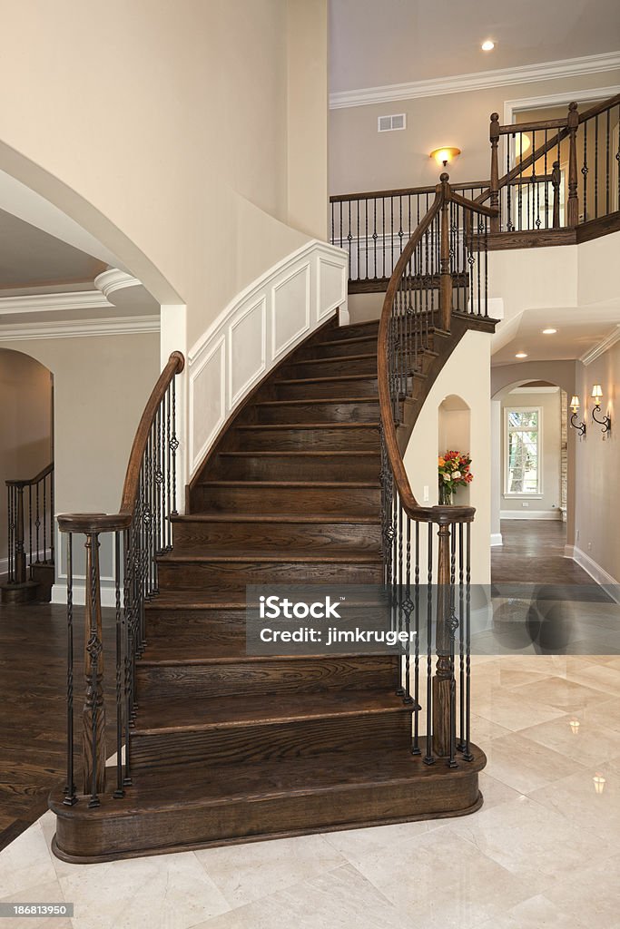 Elegante Treppe in einem gehobenen zu Hause fühlen. - Lizenzfrei Treppe Stock-Foto