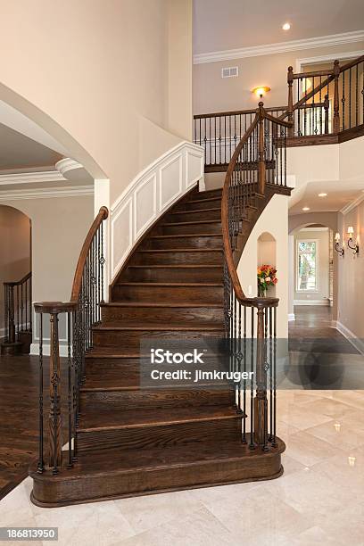 Elegante Treppe In Einem Gehobenen Zu Hause Fühlen Stockfoto und mehr Bilder von Treppe