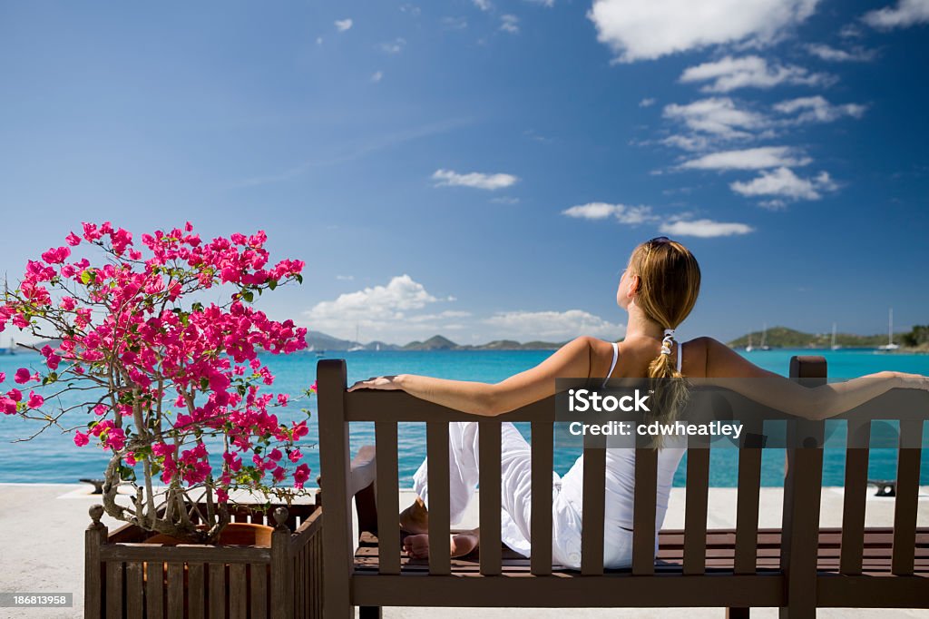 Mujer sentada en un banco contemplar la vista al mar Caribe - Foto de stock de Contemplación libre de derechos