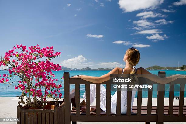 Kobieta Siedzi Na Ławce Patrząc Na Karaibach - zdjęcia stockowe i więcej obrazów Kontemplacja - Kontemplacja, Morze Karaibskie, Plaża