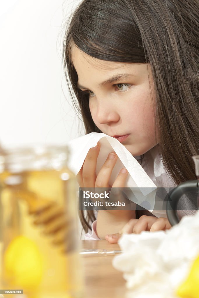 Madre e figlia con un raffreddore o di influenza - Foto stock royalty-free di Aggrottare le sopracciglia