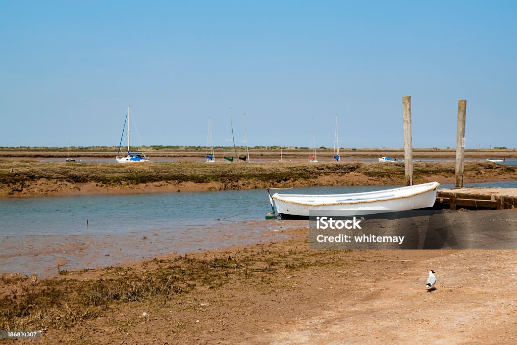 Barcos, riachos e pântanos no Brancaster Staithe, Norfolk - Foto de stock de Alga royalty-free