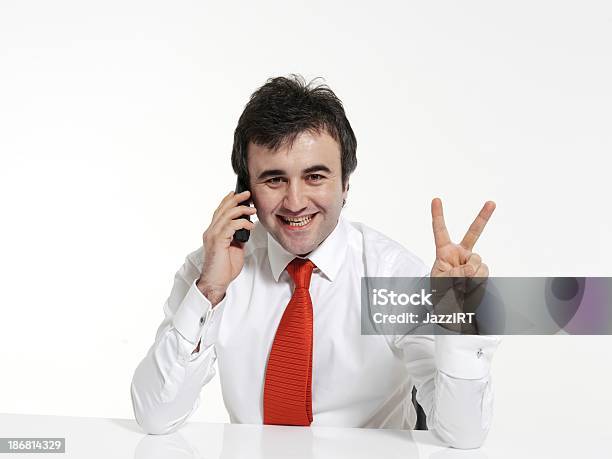 Biznesmen Rozmawia Przez Telefon - zdjęcia stockowe i więcej obrazów Apodyktyczny - Apodyktyczny, Białe tło, Biznes