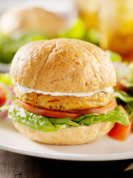 hamburguesa vegetariana de soja con espinacas - mayo mayonnaise salad plate fotografías e imágenes de stock