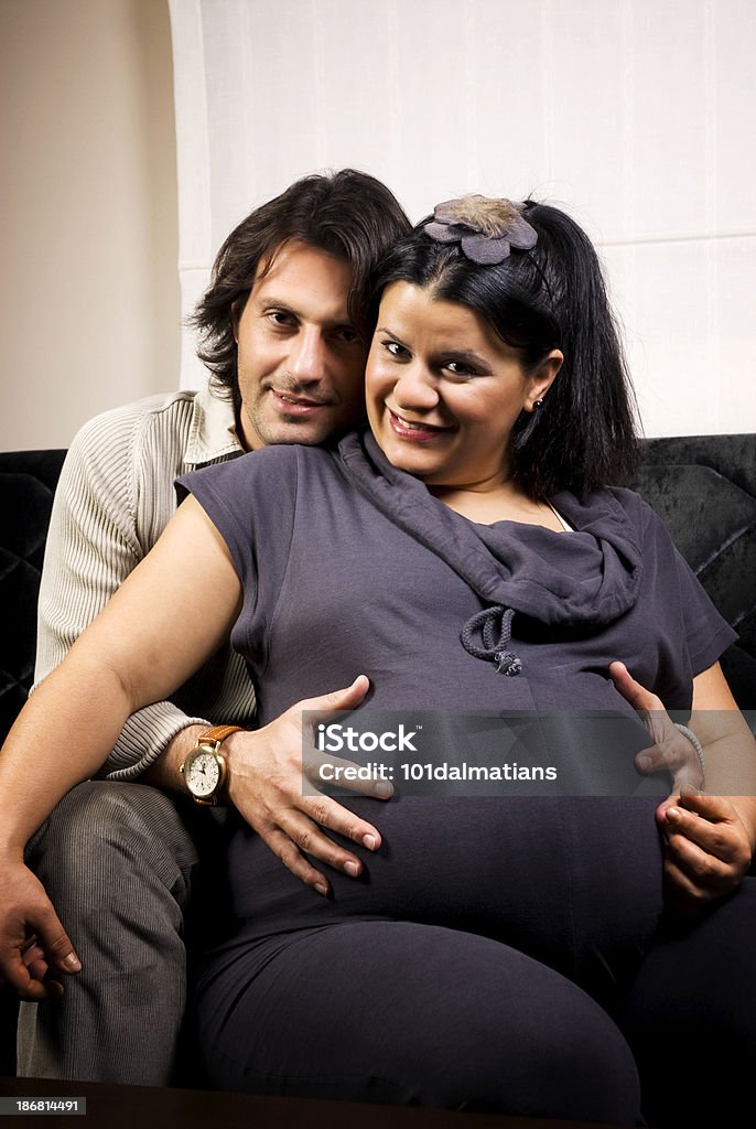 Szczęśliwy w ciąży żona i mąż w domu - Zbiór zdjęć royalty-free (30-34 lata)