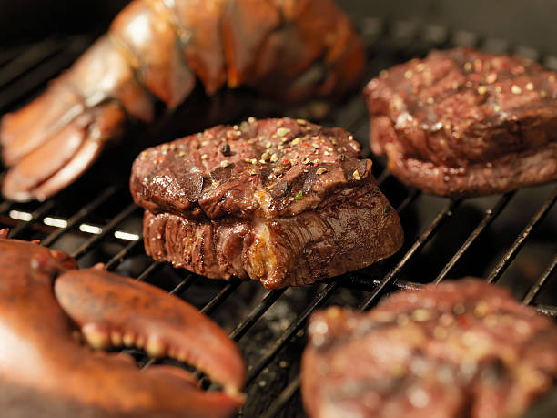 bistecca di manzo e aragosta su un barbecue all'aperto - lobster steak lobster tail main course foto e immagini stock