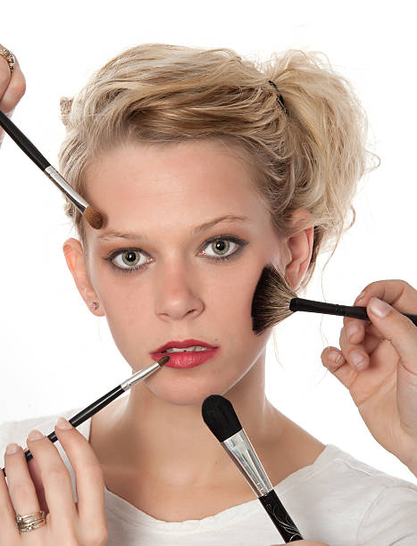 beleza dentro - make up cosmetics make up brush brushing - fotografias e filmes do acervo