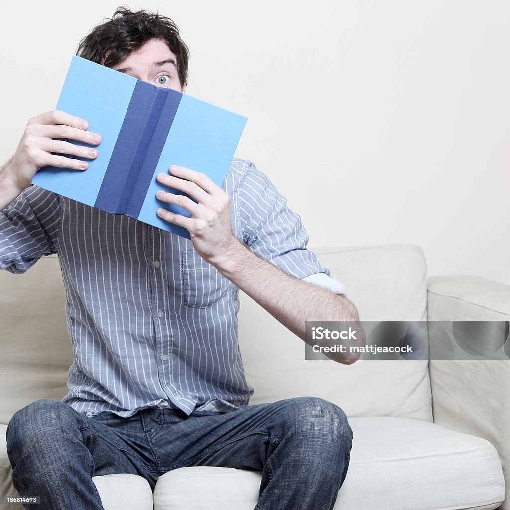 Homem de camisa azul ler um livro - Royalty-free Adulto Foto de stock
