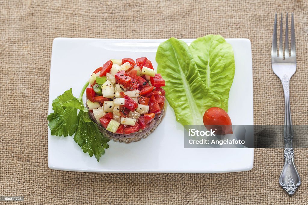 Rohe Thunfisch-Tatar mit Gemüse und Dinkel - Lizenzfrei Bildschärfe Stock-Foto